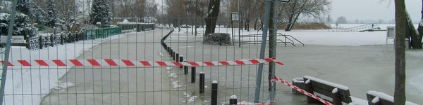 Die Uferpromenade in Semlin wurde bereits wegen der hohen Wasserstände gesperrt.