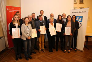 Nach der Preisverleihung versammelten sich alle Preisträger für ein abschließendes Gruppenfoto.