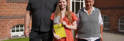 Lehrer Ronny Besançon, Schülerin Lotte Pelzer und Amtsärztin Anna Müller stehen nebeneinander vor dem Gesundheitsamt in Rathenow - Klick öffnet den Bildbetrachter