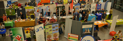 Draufsicht auf verschiedene Informationsstände in einer Halle - Klick öffnet Bildbetrachter