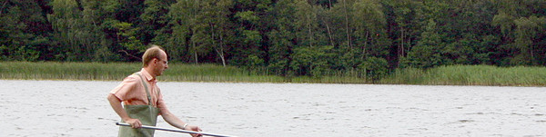 Mit einem Probennahmestab werden Wasserproben aus den untersuchten Gewässern entnommen.