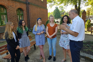 Landrat (rechts im Bild) im Gespräch mit den Azubis aus Siegen-Wittgenstein, Julia Grün und Celine Krämer, ihren Patinnen Alice Babi und Anna Pollack sowie Ausbildungsleiterin Susanne Klaus (v.l.), © Landkreis Havelland