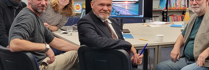 Klick öffnet Bildbetrachter; fünf Personen vor einem Bildschirm