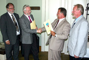 Dr. Henning Kellner, Dr. Burkhard Schröder, Jörg Grigoleit und Dr. Frank Heinrich bei der Unterzeichnung des Vertrages zur Durchführung des Rettungsdienstes im Havelland.