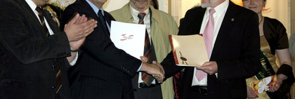 Dr. Burkhard Schröder (re.) überreicht Dr. Gerd Lehmann (2. v. li.) im Beisein von Ministerpräsident Matthias Platzeck und Minister Jörg Vogelsänger die Abtretungsurkunde für Geschäftsanteile an der MAFZ GmbH.