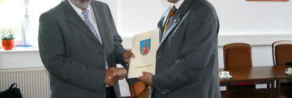 Roger Lewandowski (re.), Erster Beigeordneter der Kreisverwaltung Havelland, überreicht dem Rathenower Bürgermeister Ronald Seeger die Förderbescheide aus dem Schulkleininvestitionsprogramm.