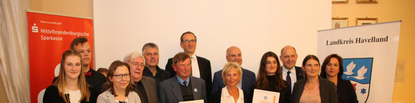 Nach der Preisverleihung versammelten sich alle Preisträger für ein abschließendes Gruppenfoto.