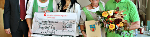 Foto: Landrat, Gudrun Lewwe, Ortsvorsteherin von Garlitz, (2.v.l) und ihre Mitstreiter sowie Ilka Lenke, Amtsdirektorin (3.v.l.) 