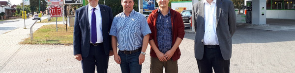 Landrat Roger Lewandowski besichtigte die umgerüstete Tankstelle mit dem Rhinower Bürgermeister Stefan Schneider, Andreas Karle, Niederlassungsleiter der BARO Lagerhaus GmbH in Rhinow, und Jens Aasmann, Amtsdirektor von Rhinow.