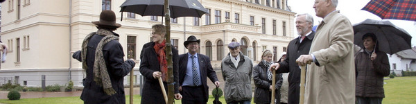 "Wachse und gedeihe" - mit diesem Wunsch setzten Ministerialdirektor Dr. Albrecht Rittmann (vorn re.) und Landrat Dr. Burkhard Schröder die "Stuttgarter Geißhirtle" im Deutschen Birnengarten von Ribbeck.