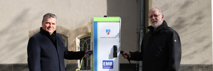 Dr. Jens Horn und Dr. Henning Kellner tanken Strom an der neuen E-Ladesäule vor dem Kreishaus in Nauen.