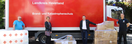 Foto: v.l. Uwe Schulze (LK HVL), Heidi Trojahn und Matthias Leonhardi von den Gemeinschaftswerken sowie Christoph Bajohr (LK HVL) bei der Übergabe von Schutzausrüstung in Nauen ©Landkreis Havelland