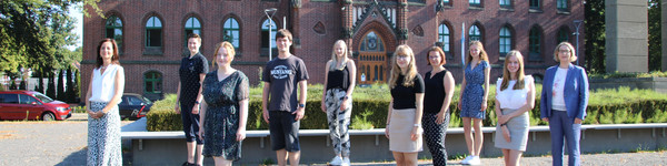 Die neuen Azubis und Studierenden stehen mit Elke Nermerich und Susanne Klaus auf dem Platz der Freiheit. Im Hintergrund ist das Kreishaus zu sehen.