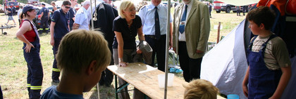 Ministerin Dagmar Ziegler, der Vorsitzende des Kreisfeuerwehrverbandes Frank Pfuhl und der Beigeordnete Dr. Henning Kellner kamen anlässlich der Eröffnung des Jugendlagers auch mit Kindern und Jugendlichen ins Gespräch.