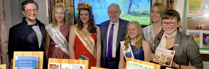Landrat Roger Lewandowski (Mitte) bei seinem Rundgang in der Brandenburg-Halle der Grünen Woche.