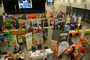 Draufsicht auf verschiedene Informationsstände in einer Halle - Klick öffnet Bildbetrachter