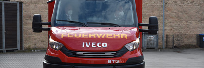 Landrat Roger Lewandowski und Nauens Bürgermeister Manuel Meger kamen mit dem Gerätewagen zur offiziellen Übergabe, ©Norbert Faltin