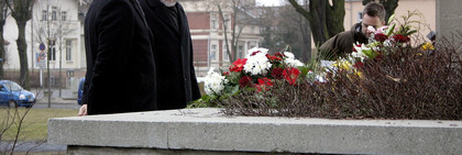 Landrat Dr. Burkhard Schröder legte am heutigen Dienstag gemeinsam mit Bruno Kämmerling (li.) einen Kranz zur Erinnerung an die Opfer des Nationalsozialismus nieder. Foto: Nagel