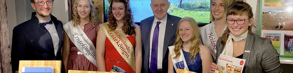 Landrat Roger Lewandowski (Mitte) bei seinem Rundgang in der Brandenburg-Halle der Grünen Woche.
