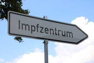 Ein Verkehrsschild mit der Aufschrift "Impfzentrum"