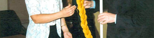 Vor zehn Jahren gab es für Landrat Dr. Burkhard Schröder zu Eröffnung des Bürgerservicebüros den sprichwörtlichen "abgeschnittenen alten Zopf" und einen "neuen Besen" - Symbol für das neue und frische Bürgerservicebüro der havelländischen Kreisverwaltung. (Foto: Archiv Kreisverwaltung)