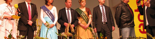 Kurz vor der Übergabe der Erntekrone auf der Antenne Brandenburg-Bühne v.l.: Moderatorin Marina Ringel, Landrat Dr. Burkhard Schröder, Ketziner Fischerkönigin Jennifer Kiesewalter, Ketziner Bürgermeister Bernd Lück, 2. Havelländer Erntekönigen Mandy Hinze, Friesacks Amtsdirektor Christian Pust, Geschäftsführer des MAFZ-Erlebnispark-Paaren, Gerhard Weiß, und Moderator Carsten Gohlke.