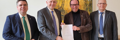 Klick öffnet Bildbetrachter; 4 Männer