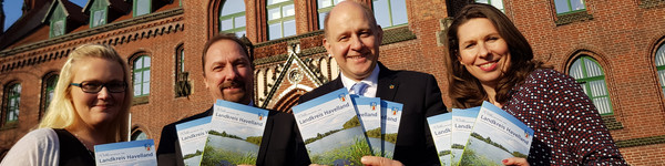 Mit der neuen Kreisbroschüre in der Hand: Bianca Lange (Pressestelle), Mario Fischer (Städte-Verlag), Landrat Roger Lewandowski und Caterina Rönnert (Pressestelle), © Landkreis Havelland