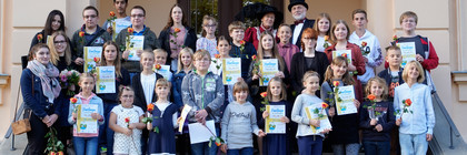 Gruppenbild mit den Preisträgern des Kreativwettbewerbs Havelland 2019 vor dem Schloss Ribbeck. Foto: Ingo Kuzia
