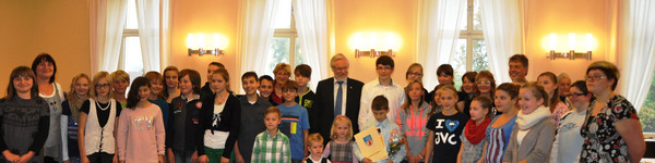 Die Preisträger des Fotowettbewerbs „Zoom auf Fontane“ mit Schirmherren Dr. Burkhard Schröder