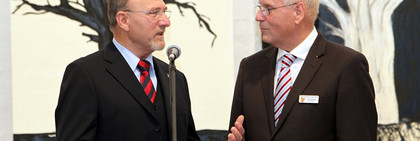 Der Vorsitzende des Kreistages Havelland Jürgen Bigalke (li.) und der Kreispräsident von Rendsburg-Eckernförde Lutz Clefsen eröffneten die Ausstellung.