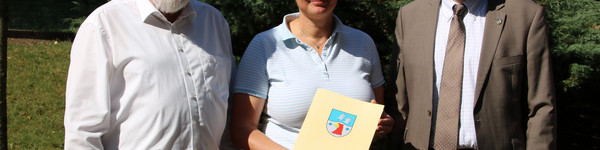 Landrat Roger Lewandowski (rechts) überbrachte Schulleiterin Kerstin Pollak von der Grundschule „Am Weinberg“ und Rathenows Bürgermeister Ronald Seeger einen Fördermittelbescheid in Höhe von 8.183 Euro.