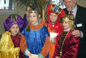 Landrat Dr. Burkhard Schröder mit den <br /> Sternsingern aus Steckelsdorf.