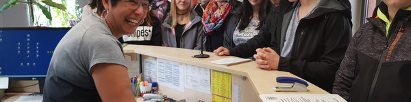 Das Bürgerservicebüro ist für viele Bürgerinnen und Bürger meist die erste Anlaufstelle in der Kreisverwaltung. Marina Berlitz vom Bürgerservicebüro am Standort Rathenow informierte die Schüler über das umfangreiche Beratungsangebot von A wie Angeln bis W wie Wohngeld, © Landkreis Havelland.