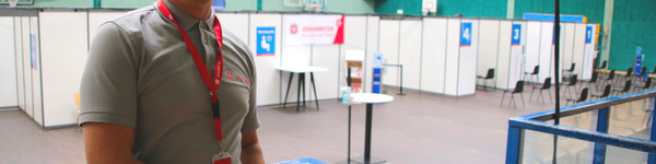 Bild vom Leiter des Impfzentrums Rathenow, im Hintergrund sind die IMpfkabinen zu sehen.