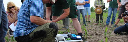 Dietmar Näser mit Teilnehmern des ersten Feldtages ©Landkreis Havelland