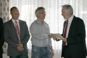 Landrat Dr. Burkhard Schröder überreicht dem Vorsitzenden des SV Eintracht Vieritz, Holger Marks, im Beisein des Bürgermeisters von Milower Land Felix Menzel den Förderbescheid (v.re.).