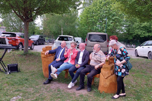 Klick öffnet Bildbetrachter; Personen auf einer Bank sitzend