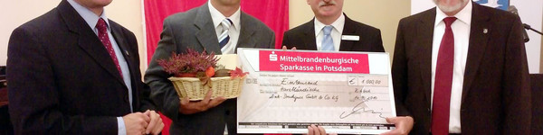 Landrat Dr. Burkhard Schröder, Jürgen Tschirch von der MBS, HZD-Geschäftsführer Andreas Hüttl und Wirtschaftsdezernent Andreas Ernst (v.re.)