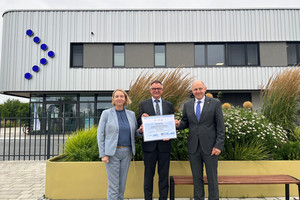 Drei Personen stehen vor dem Havelbus-Betriebshof und halten einen symbolischen Antrag in die Kamera - Klick öffnet Bildbetrachter.