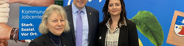 Landrat Roger Lewandowski, hier am Stand der Kreisverwaltung Havelland, bei seinem Rundgang auf der Börse für Ausbildung und Studium 2020.