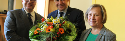 Landrat Roger Lewandowski und die Vorsitzende des Kreistages, Manuela Vollbrecht, waren die ersten Gratulanten. Foto: Landkreis