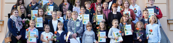 Gruppenbild mit den Preisträgern des Kreativwettbewerbs Havelland 2019 vor dem Schloss Ribbeck. Foto: Ingo Kuzia