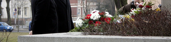 Landrat Dr. Burkhard Schröder legte am heutigen Dienstag gemeinsam mit Bruno Kämmerling (li.) einen Kranz zur Erinnerung an die Opfer des Nationalsozialismus nieder. Foto: Nagel