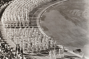 Die deutsche Olympiamannschaft geht auf der Laufbahn des Olympiastadions.