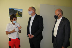 Eine klinik-Mitarbeiterin unterhält sich mit Dietmar Woidke und Roger Lewandowski.