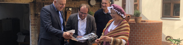 Landrat Roger Lewandowski (links) zu Gast bei den Nauener Heimatfreunden.