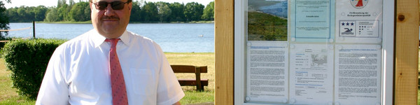 Amtsarzt Dr. Erich Hedtke mit der Hinweistafel am Hohennauener See.