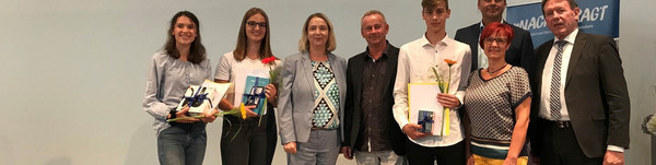 Die havelländische Bildungsdezernentin Elke Nermerich (3.v.l.) beim IHK-Schülerwettbewerb „#nachgefragt".