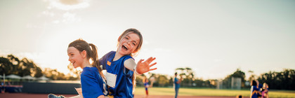 Klick öffnet Bildbetrachter, zwei Mädchen sportlich gekleidet